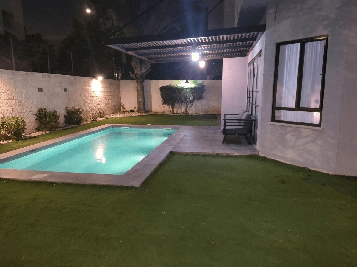 Design paisagístico em estilo Contemporary Yard — Jardim por GenRoom AI