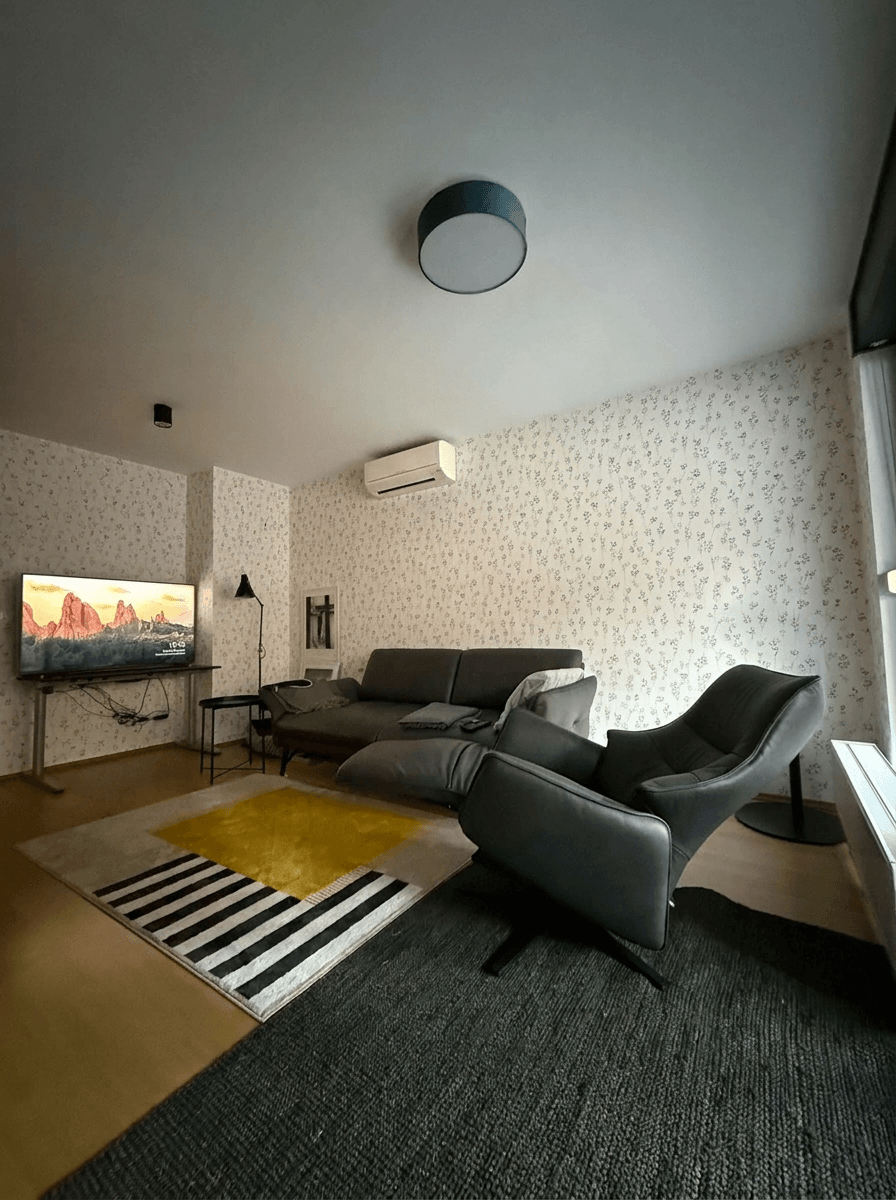 Design d'interni in stile Blacktec — Soggiorno di GenRoom AI