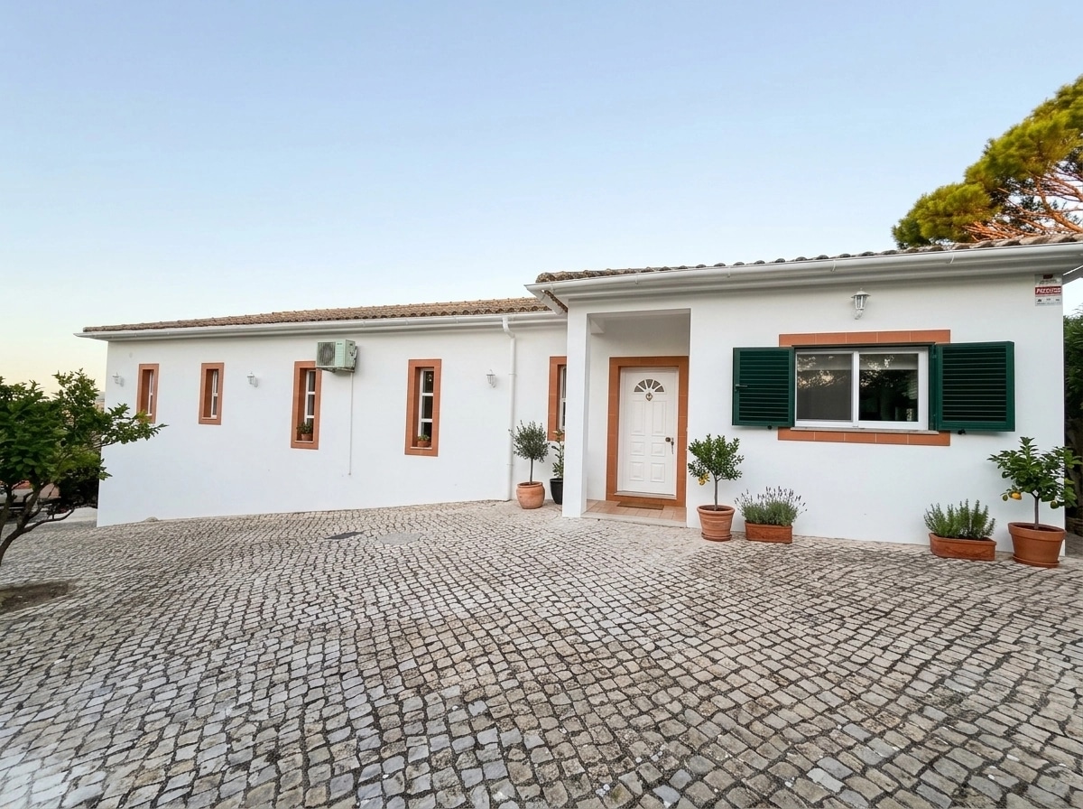 Diseño de fachada en estilo Mediterranean Facade — Fachada por GenRoom AI