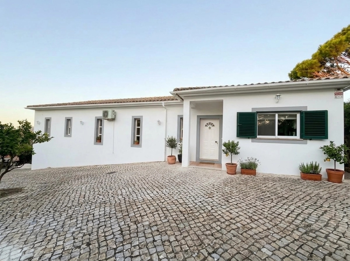 Diseño de fachada en estilo Mediterranean Facade — Fachada por GenRoom AI