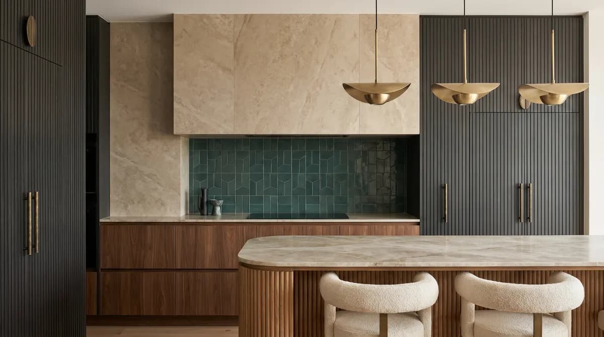 Mobili in noce dal pavimento al soffitto con ante integrate senza maniglie.