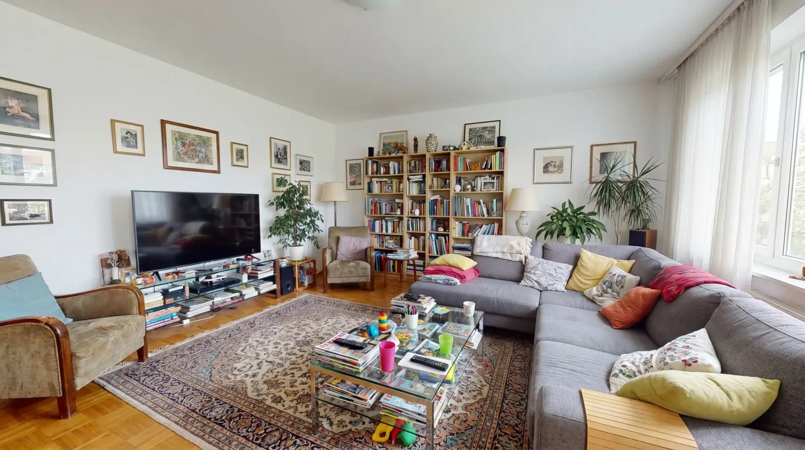 Living Room — berselerak sebelum